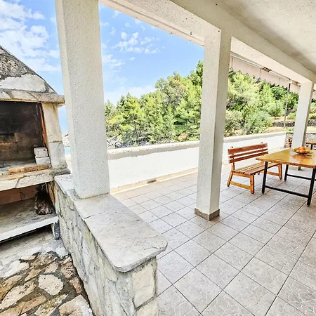 Octopus-5 By Interhome